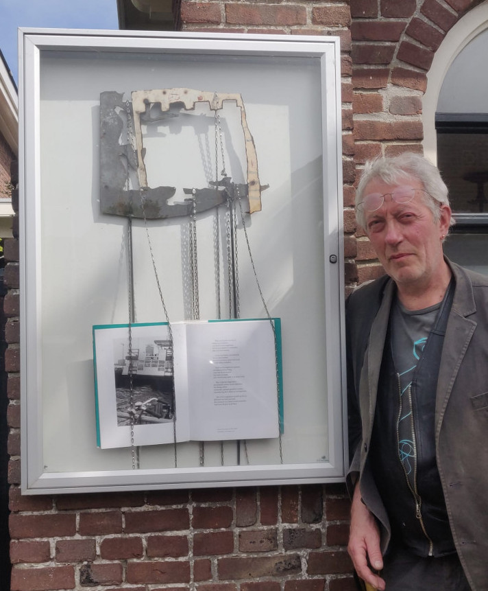 Kunstenaar Jos Smeets naast 1 van de kunstkasten in Groede